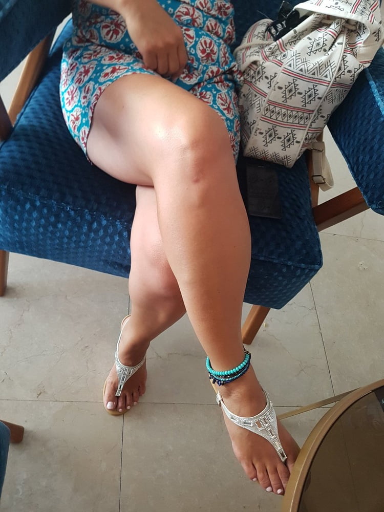  Turkish MILFS Mom Blonde Beautiful Legs Feet - 3 Photos 