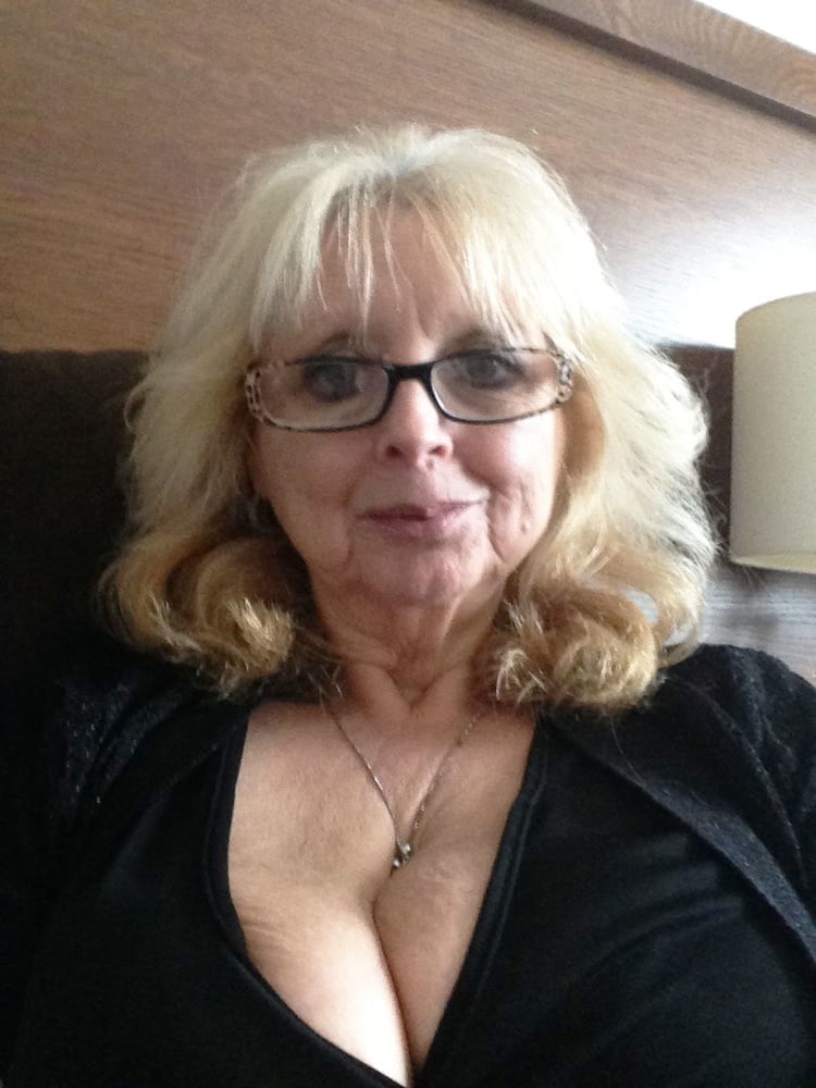 Mature Ladies Cleavage (NoN Nude) 09 - 100 Photos 