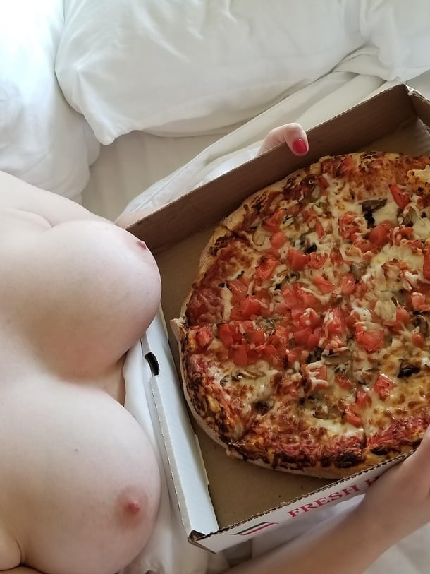 vrottebya.online Naked Pizza Girl.