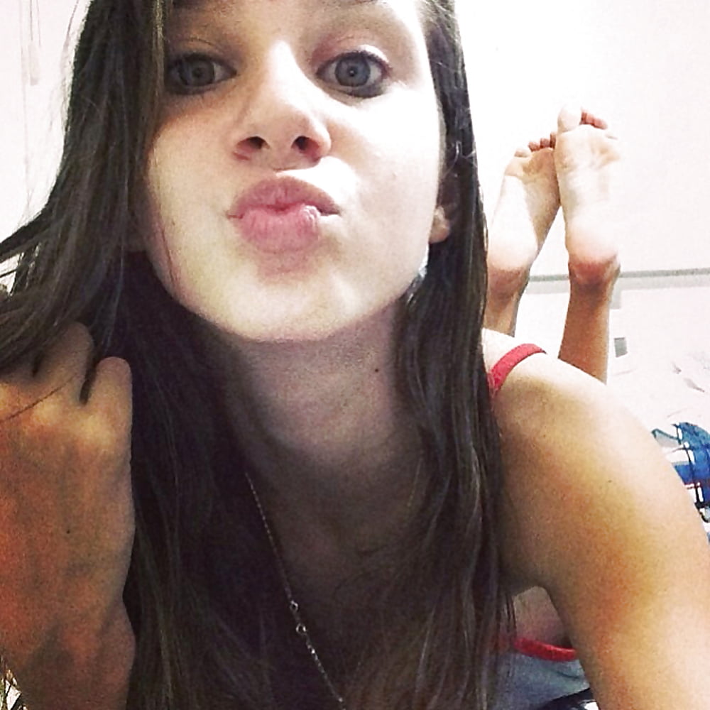 selfshot girls feet pose!!! adult photos