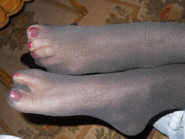 Dee's Sexy feet in Pantyhose for you Foot Lovers adult photos