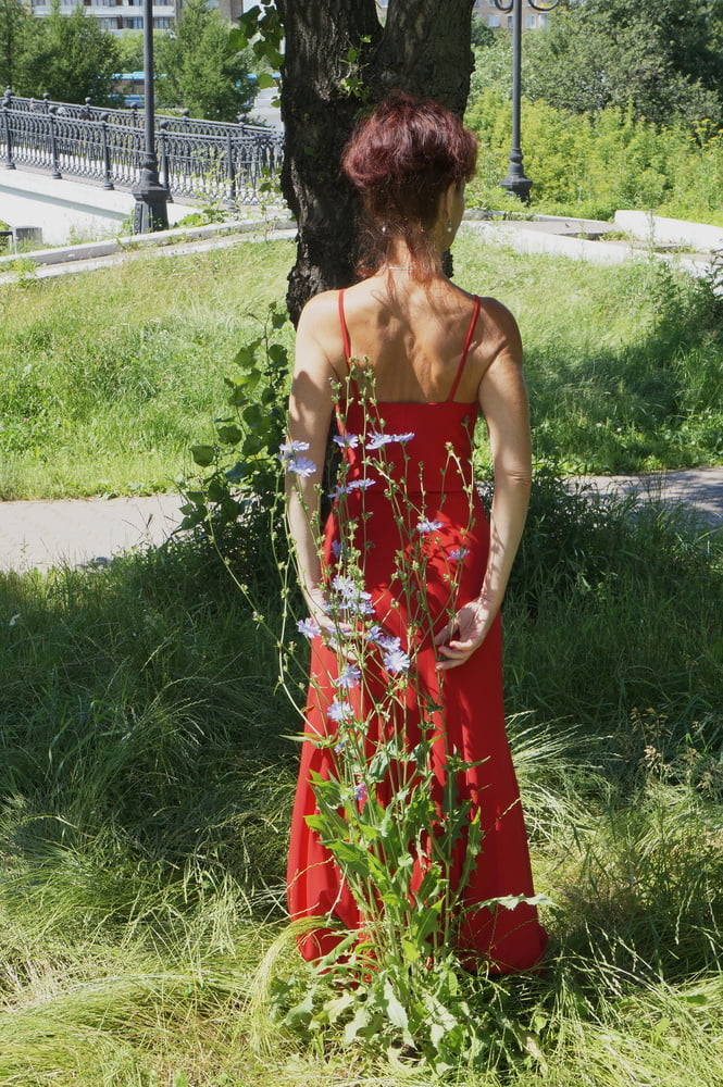 Red dress - green garden - 22 Photos 