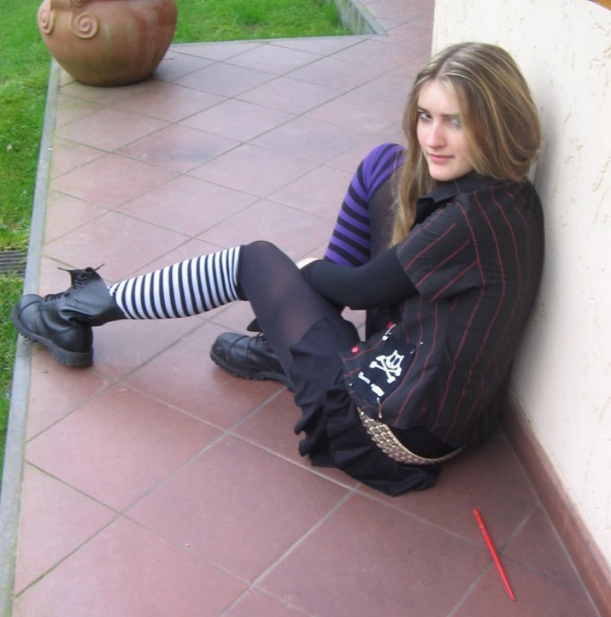 Goth Cunts in Pantyhose - 28 Photos 