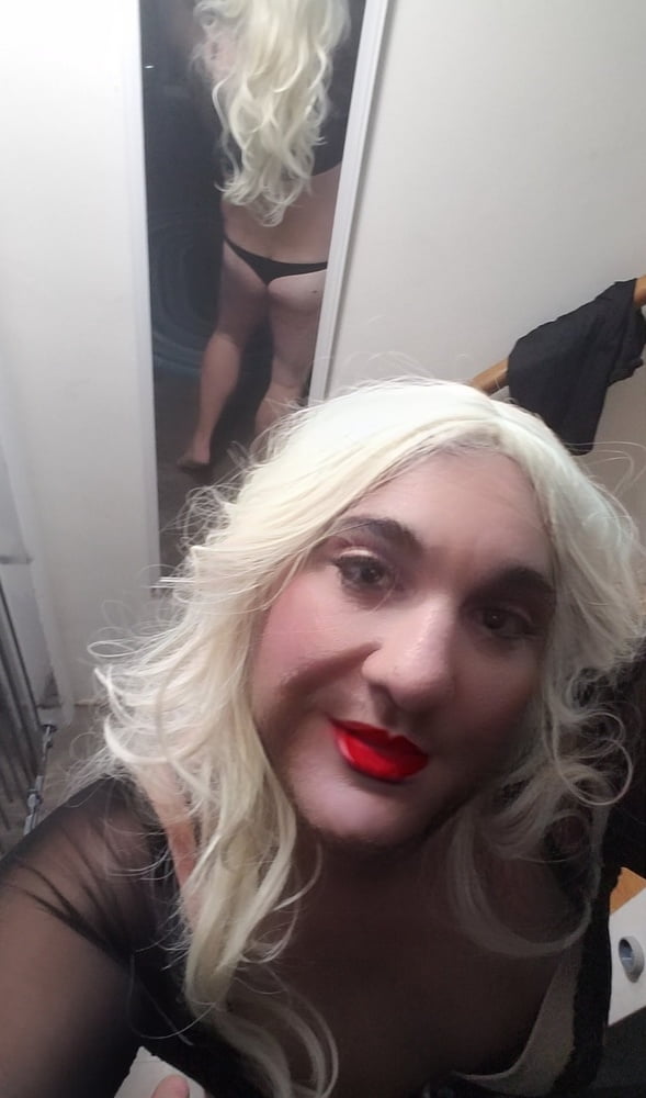 Trans girl posing - 25 Photos 