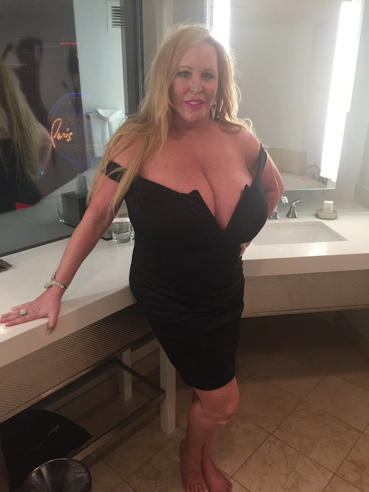 Huge Tit Gilf Loves To Flash Her Giant Juggs Adult Photos