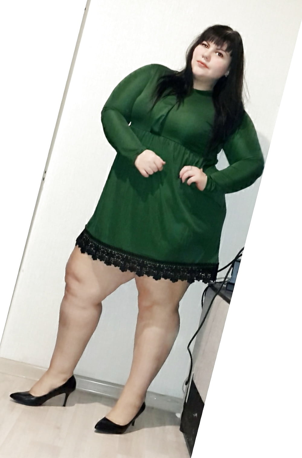 Full thighs in the mini 402 adult photos