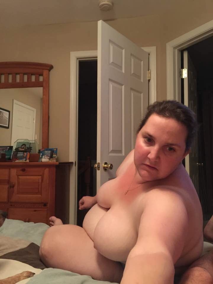 Naughty BBW Shannon on the Bed - 29 Photos 