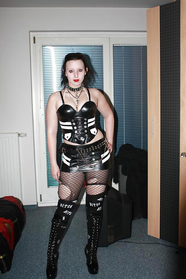 Goth girls are so fucking sexy... adult photos