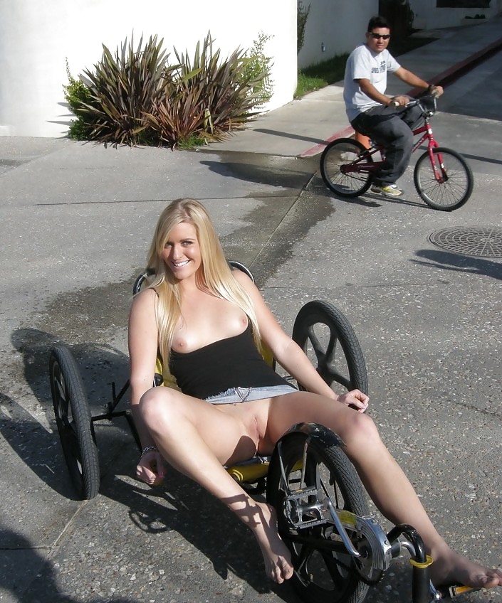 Risky flashing street - Girls, do the same, if you dare ! adult photos