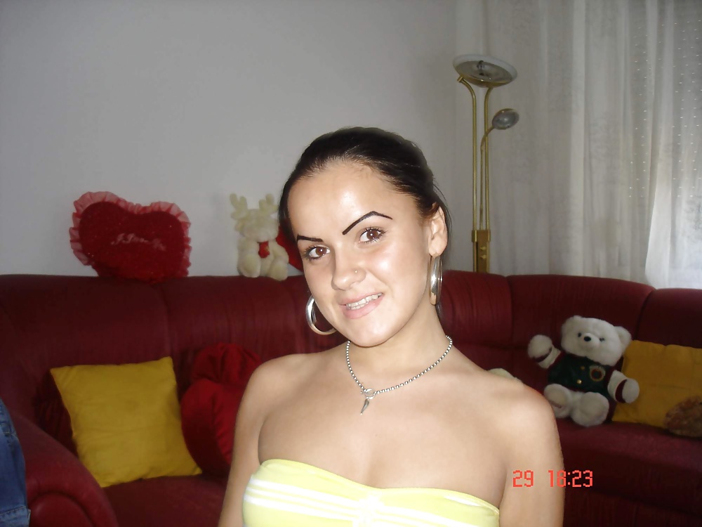 Bella bruna adult photos