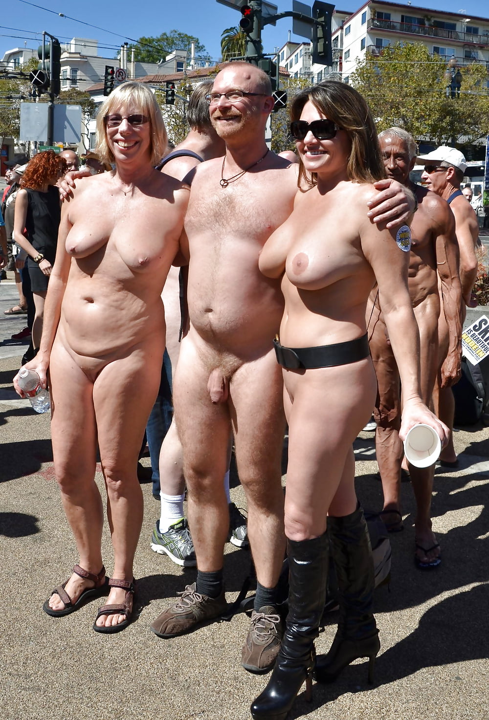naked girls posing outdoors