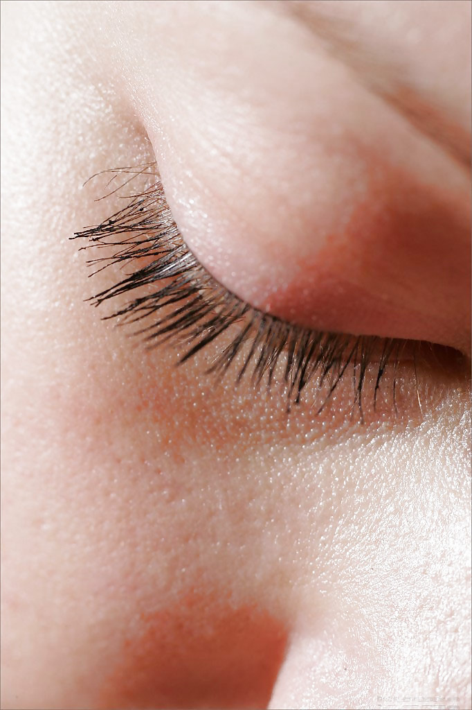 Teen in Close Up adult photos