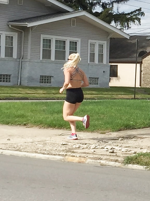 Sexy vollbusige jogger Blondie Fesser reitet fremden ' s Schwanz im freien