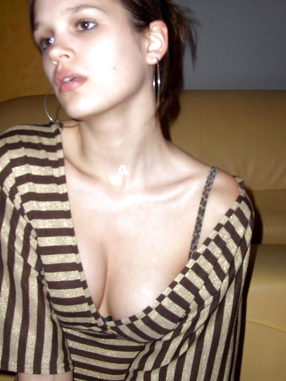 19 YEARS OLD BRUNETTE adult photos