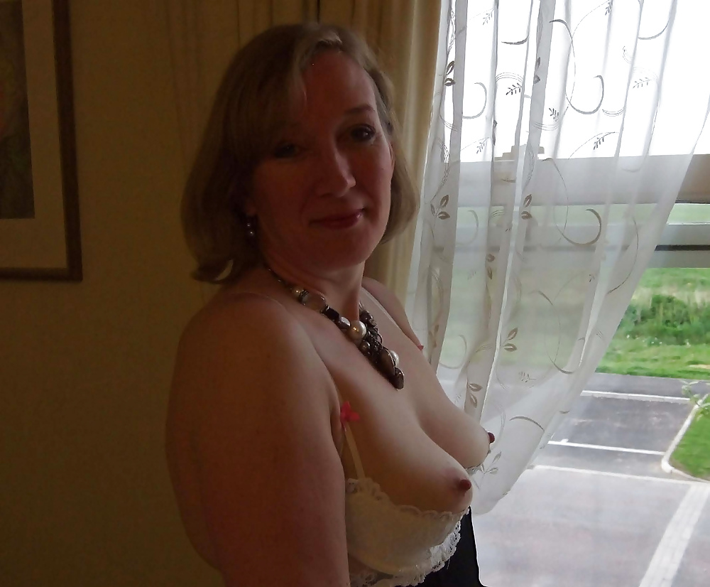 Classy UK MILF adult photos