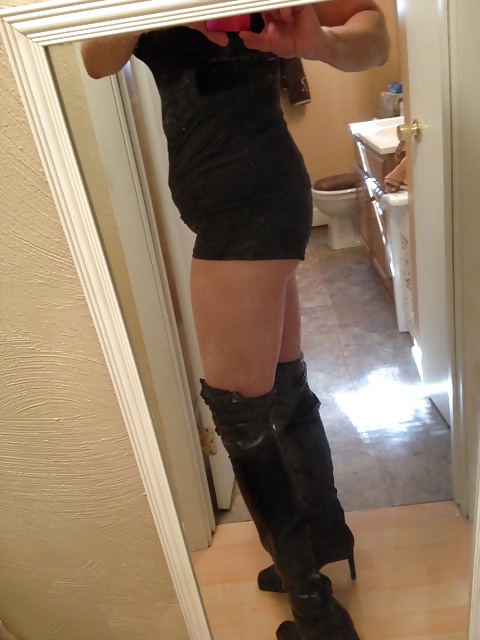 HOT MILF IN BOOTS SHOWING HOT ASS adult photos