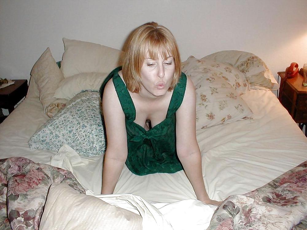BEAUTIFUL & HORNY HOUSEWIVES - JESS adult photos
