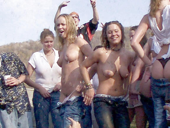 GIRLS TOGETHER: PUBLIC NUDITY TEENS SHOW THEIR TITS adult photos