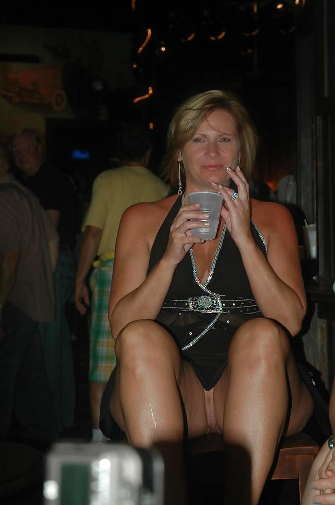 REALLY HOT GIRLS IN PUBLIC 42 adult photos