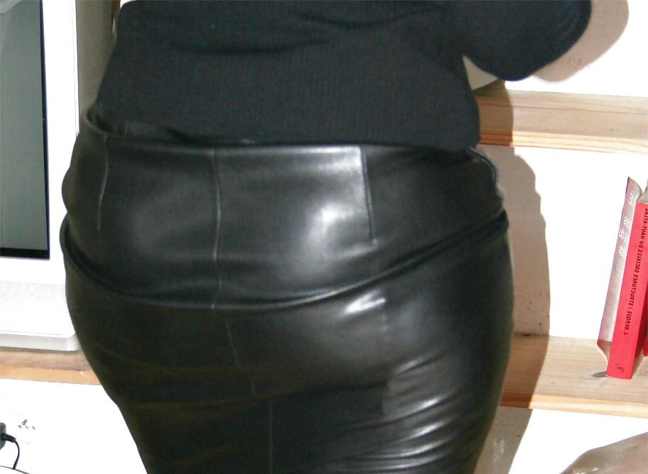 Liz B in a leather skirt - 16 Pics 