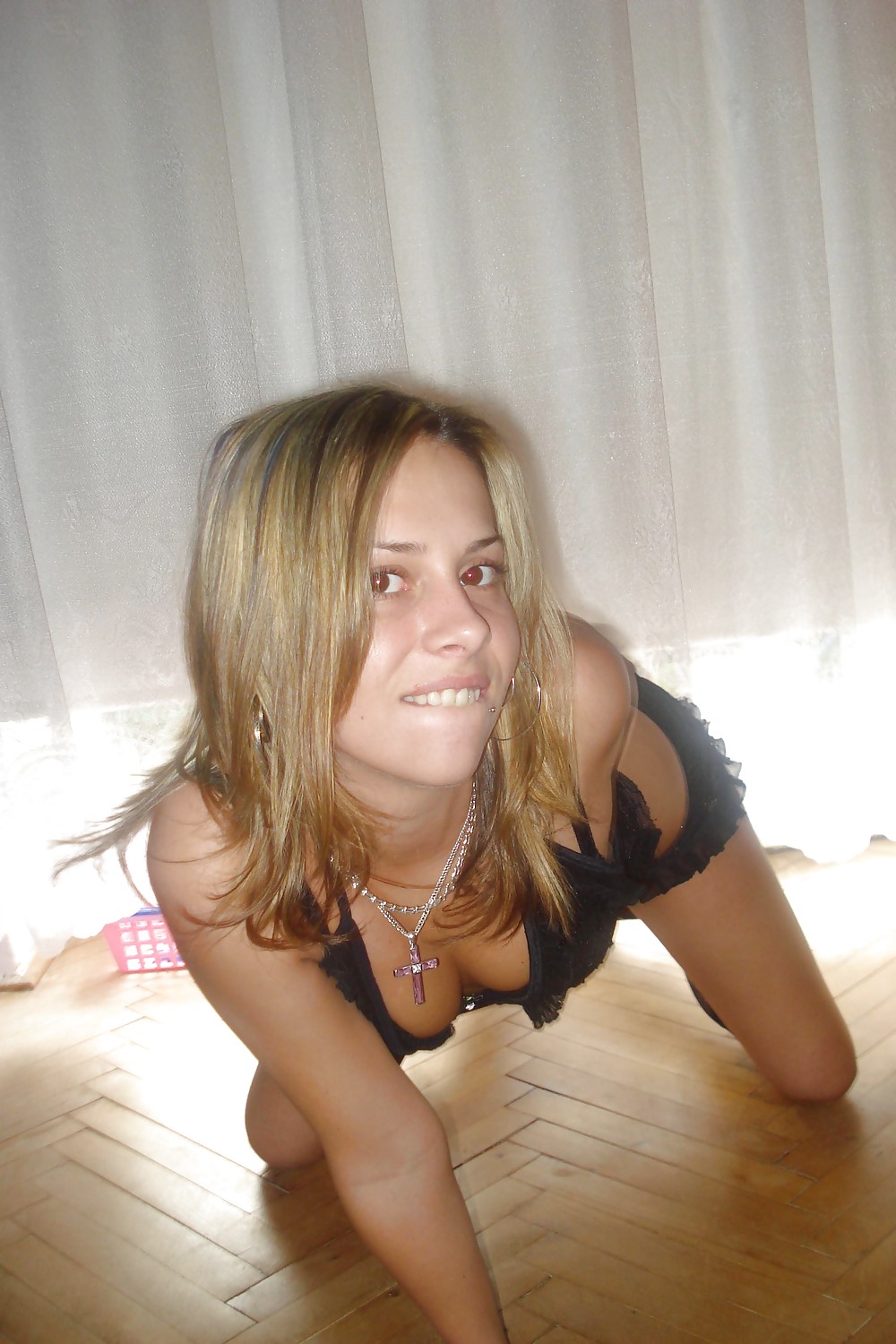 AMATEURE - LITTLE BLONDIE POSING adult photos