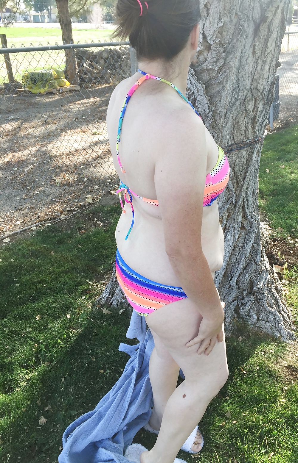 Sexy Mormon MILF in her bikinis adult photos
