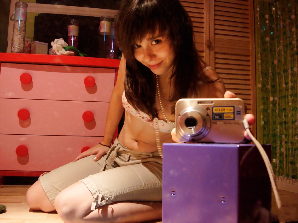 19yo Stacy takes selfies for her friends adult photos