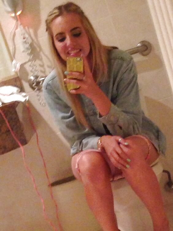 Hot Toilet Babes 3 adult photos