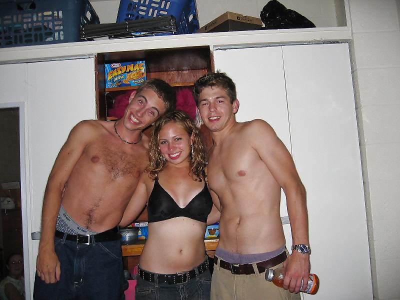 Bra Babes 34 adult photos