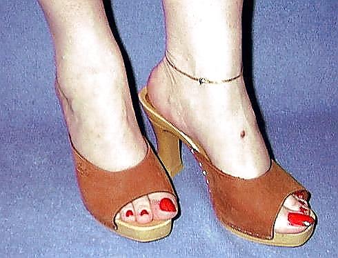 More Female Feet wearing Candies ! adult photos