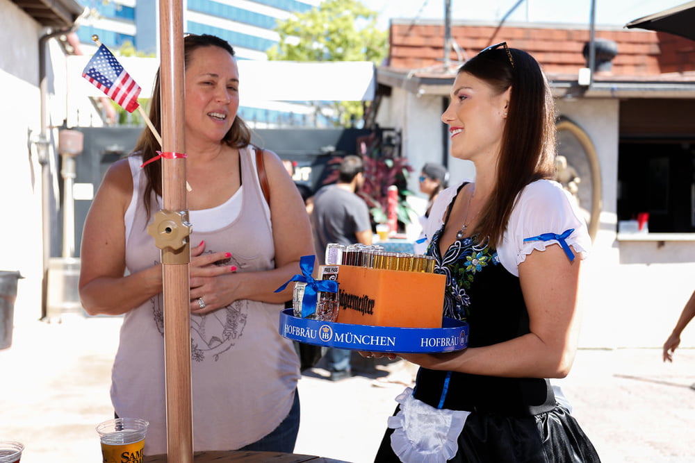 Oktoberfest women - 38 Pics 