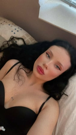 emily deepthroat free photos         