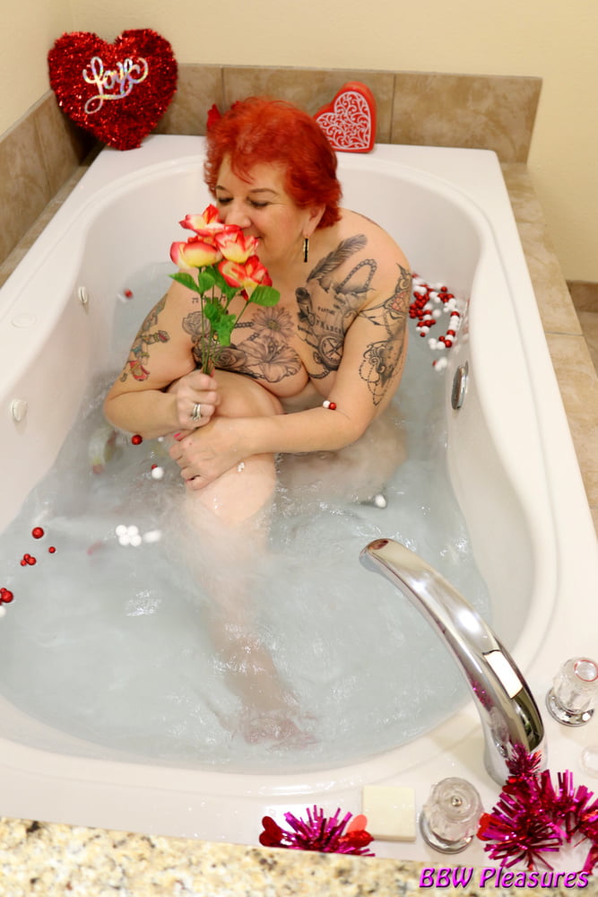 Amazing Goddess Valentines Bath - 5 Photos 