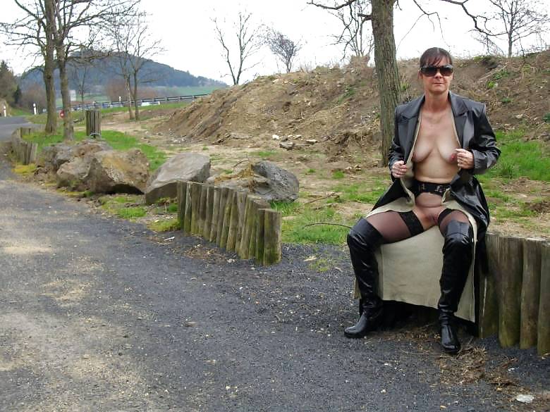 Outdoor MILF adult photos