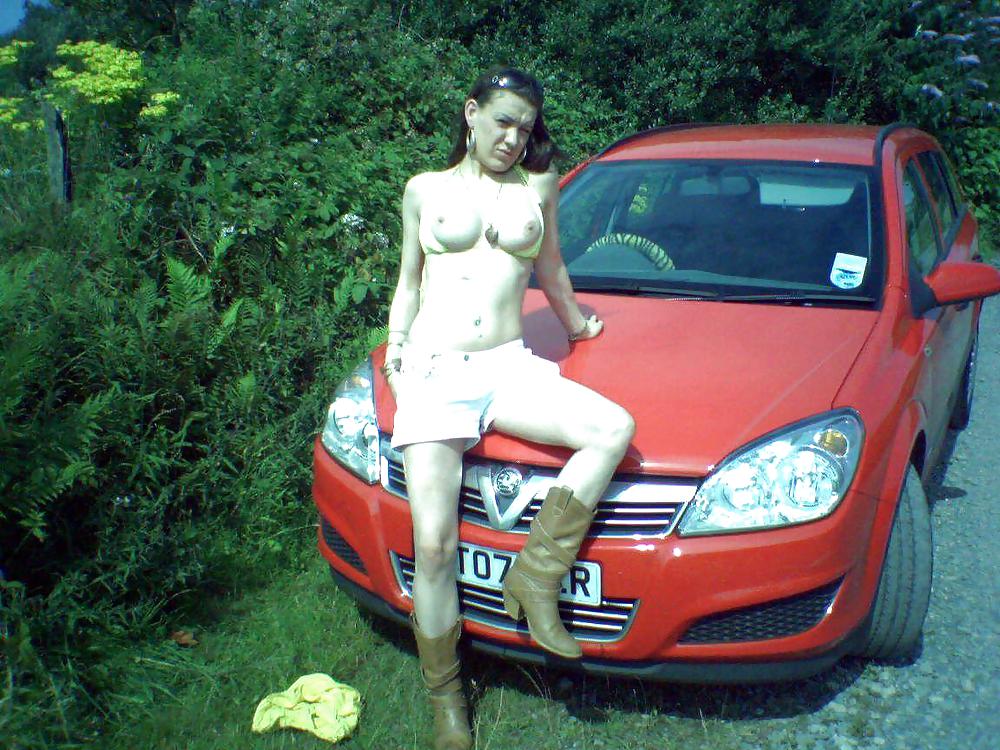 Sie machts sichs im Auto adult photos