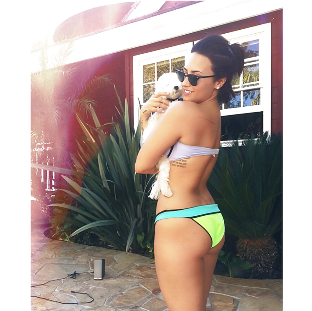 Demi Lovato is Smokin adult photos