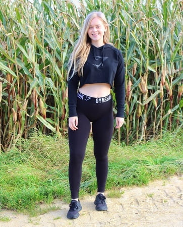 hottest whitegirls in tight leggings         