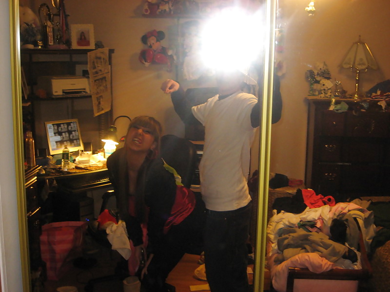 Slut posiert vorm Spiegel adult photos