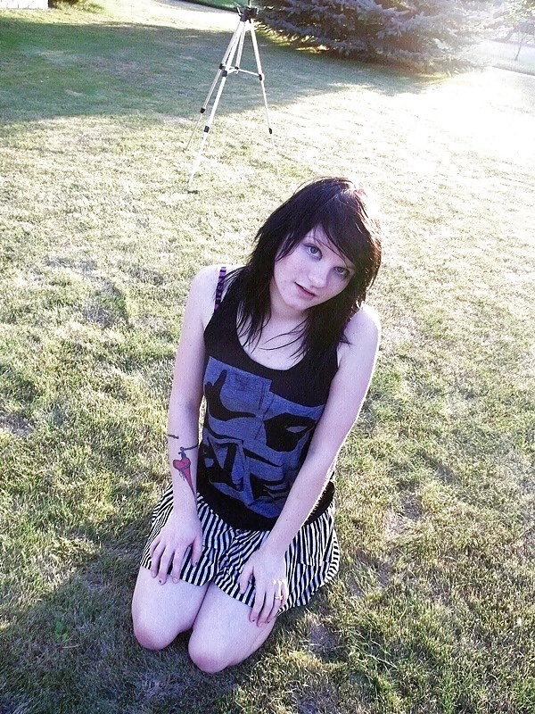 Hot n Sweet Emo Girl adult photos