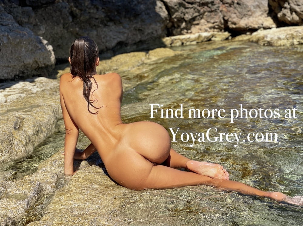 Naked Hot Babe on a Nudist Beach - 17 Photos 
