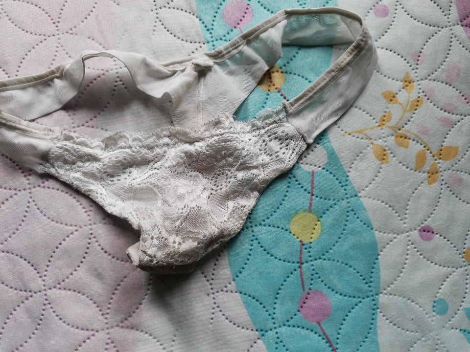 Mom with a sweet dirty butthole and smelly panties - 6 Photos 