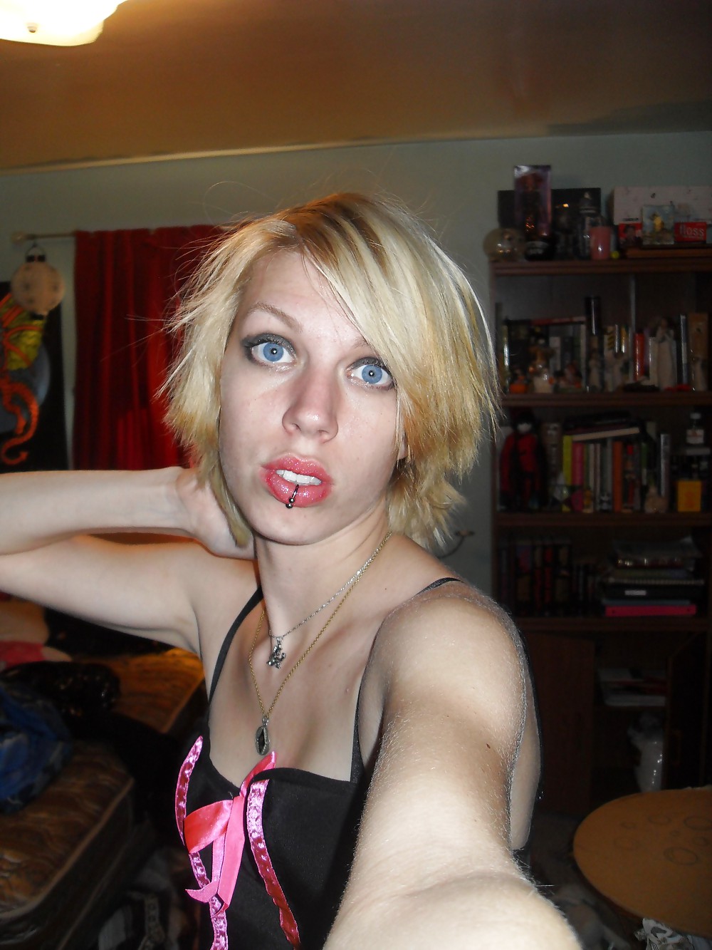 KLEINES BLASELUDER MONI adult photos
