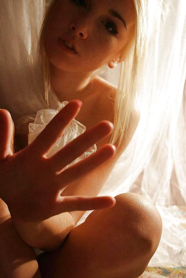 Sexy Blond SelfShooter adult photos