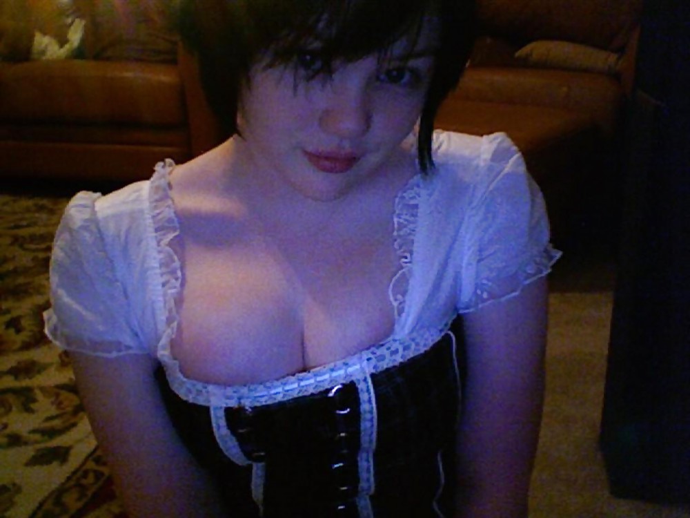 Cute Face Busty Emo Girl adult photos