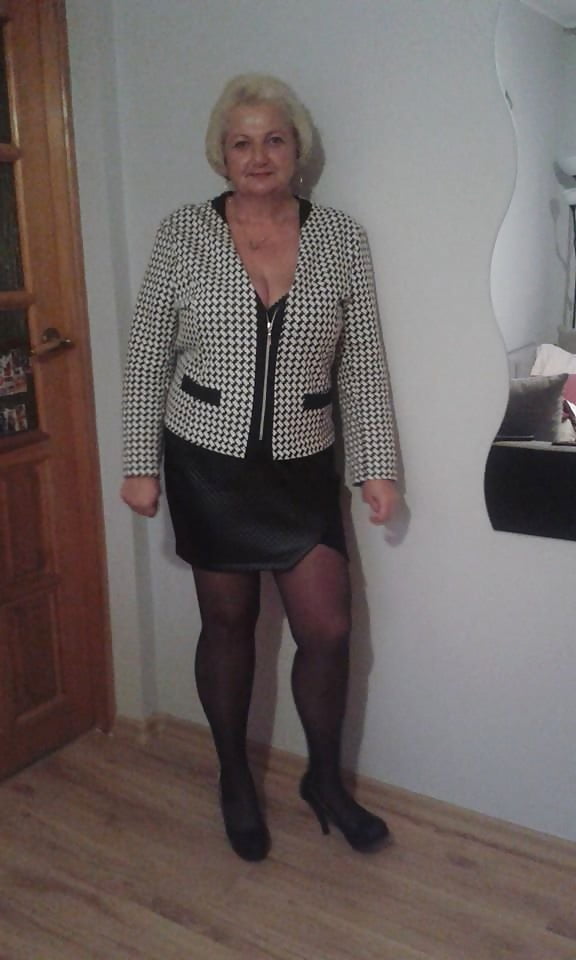 Beth - Sexy Granny adult photos