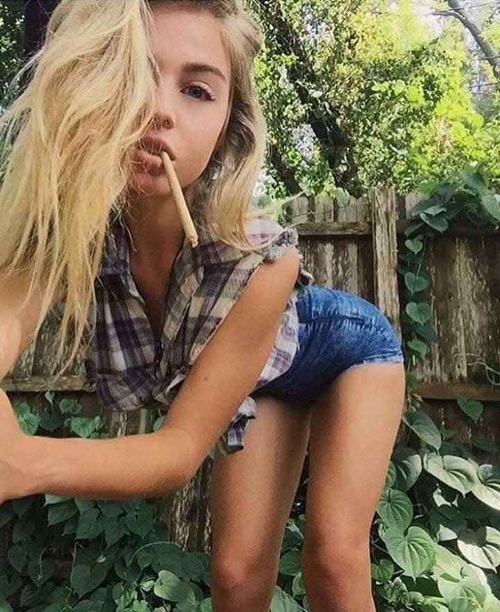 sexy-nude-girls-with-weed