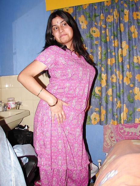 INDIAN, PAKI, SIKH, DESI GIRL IN HOTELS UK adult photos