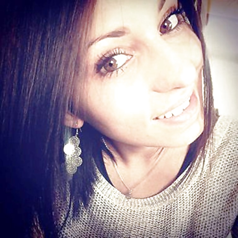 Charlotte, 19 ans, de Caen, commentez SVP adult photos