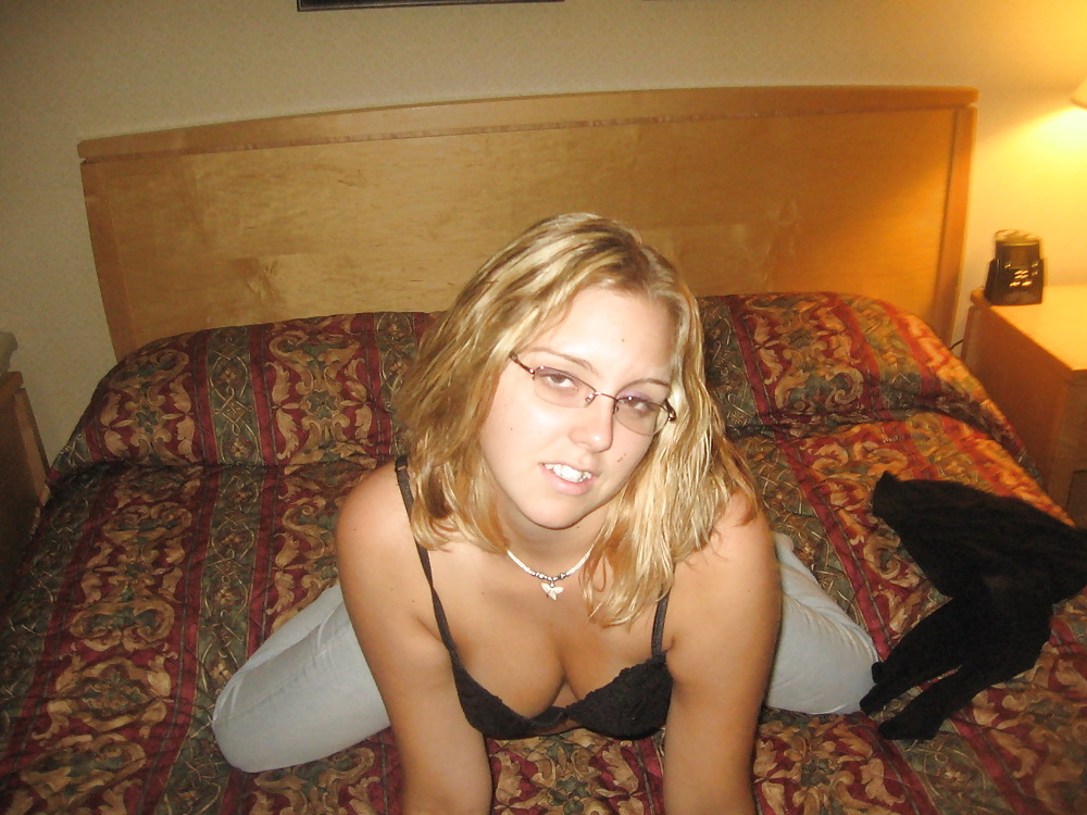 Blondes Girl mit Brille adult photos