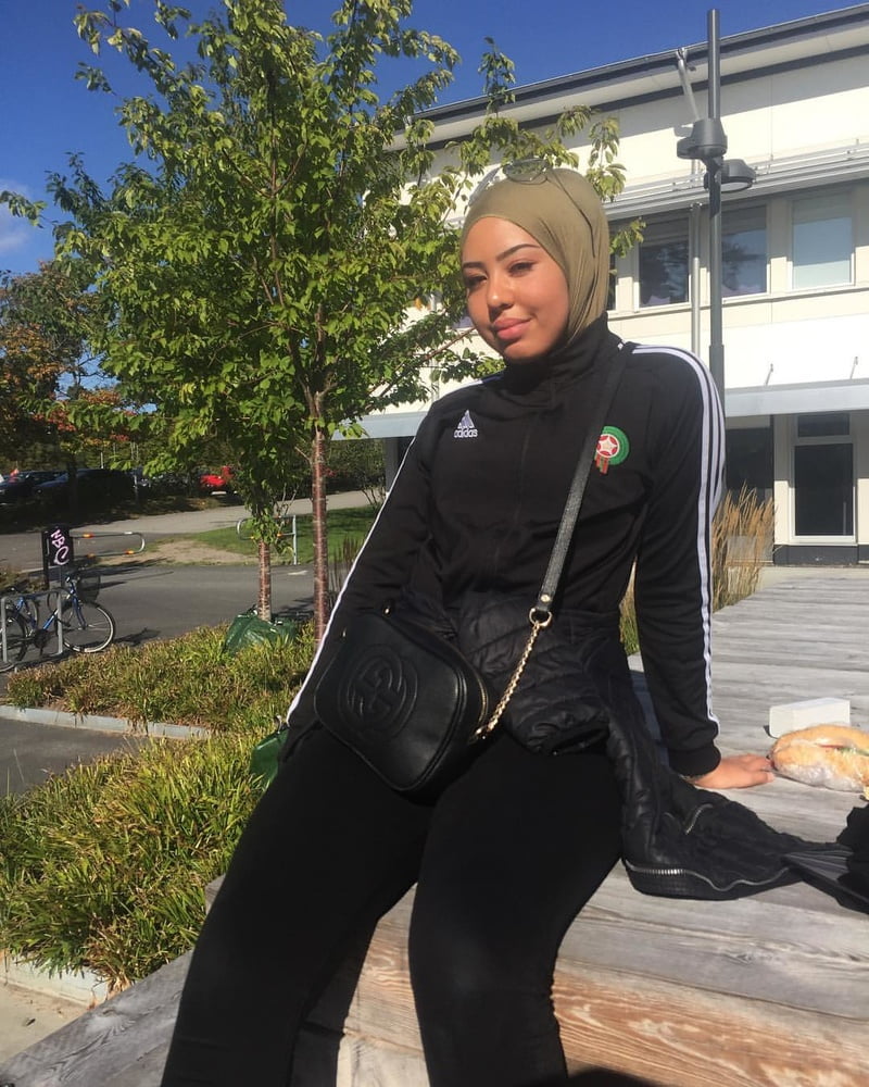 hot hijab bitch with big juicy lips adult photos